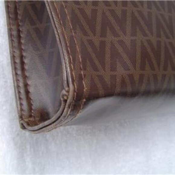 AUTHENTIC MARIO VALENTINO SIGNATURE CLUTCH EUC MADE IN ITALY! - Picture 7 of 16